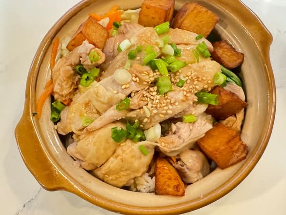 A19. Scallion Bliss Chicken Rice Bowl 葱香油鸡盖饭